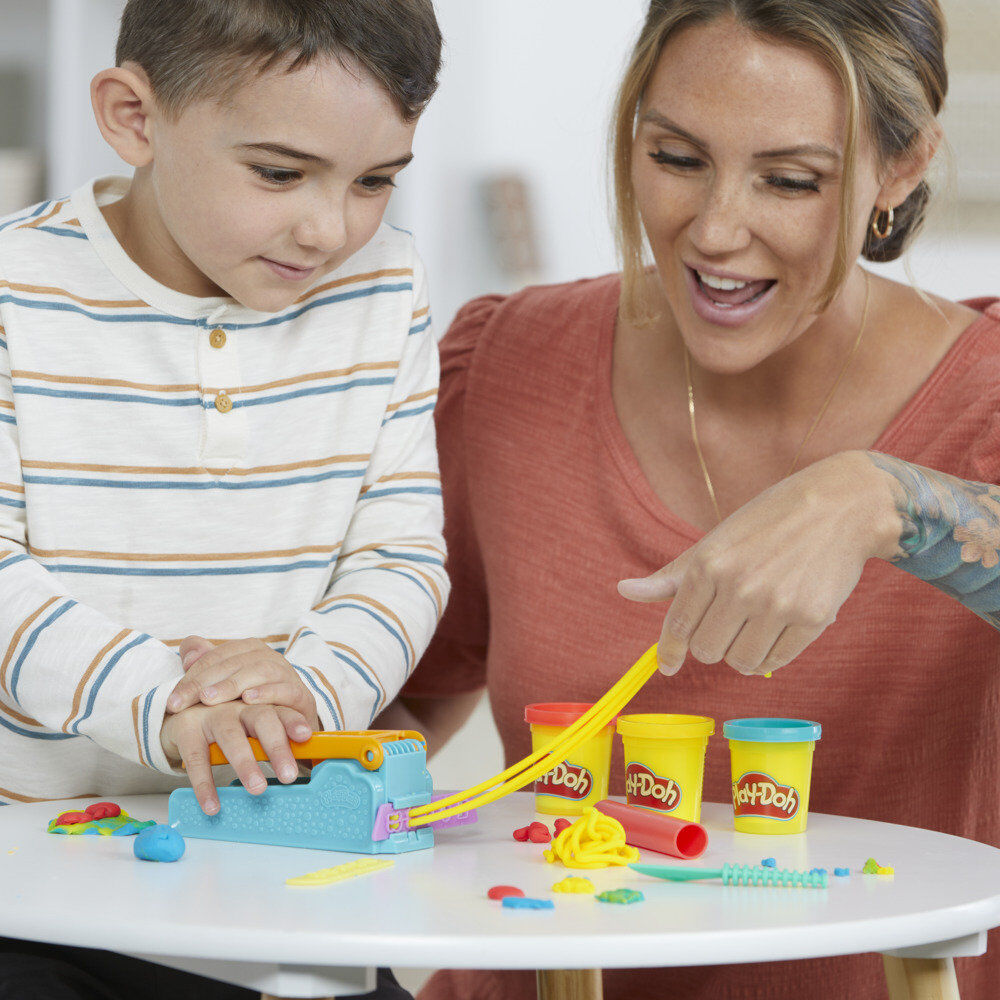 Jeu tactile pour enfant avec pâte à modeler Play-Doh et outils créatifs