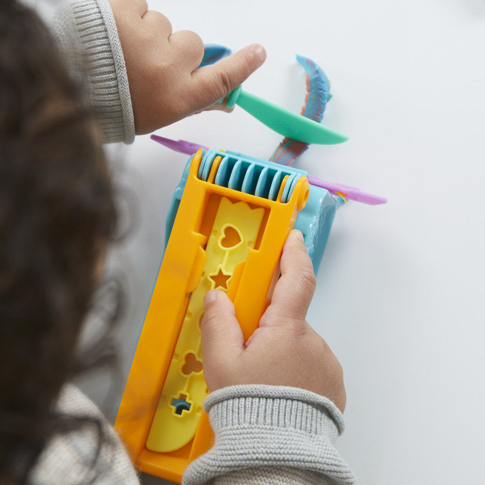 Pâte à modeler Play-Doh étalée sur une surface de jeu propre