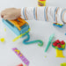 Enfant concentré en train de modeler avec le Play-Doh Fun Factory