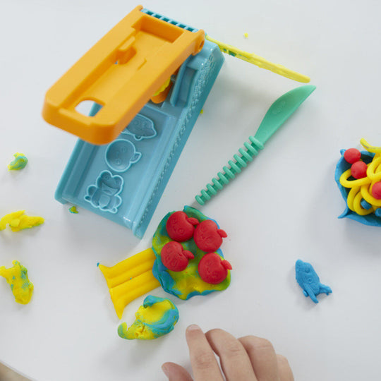 Pots de pâte à modeler Play-Doh colorés alignés à côté de l'outil Fun Factory