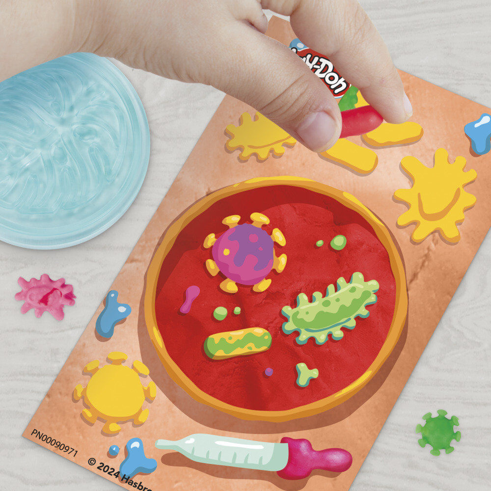 Enfant appuyant sur le microscope pour activer la lumière et sceller la création