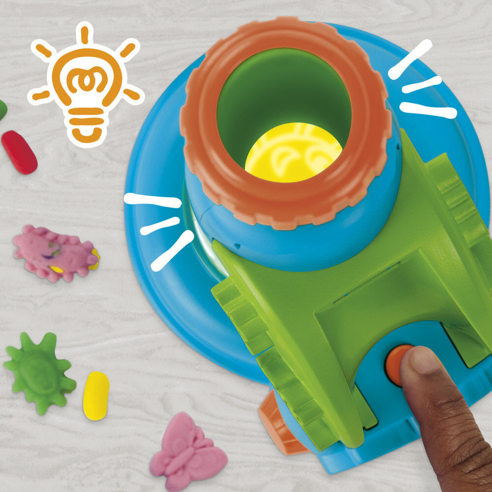 Microscope Play-Doh posé sur la nappe à thème nature, prêt à l'emploi