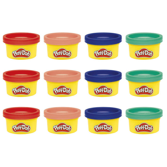 Enfant jouant avec un mini pot Play-Doh jaune, créant une forme avec la pâte