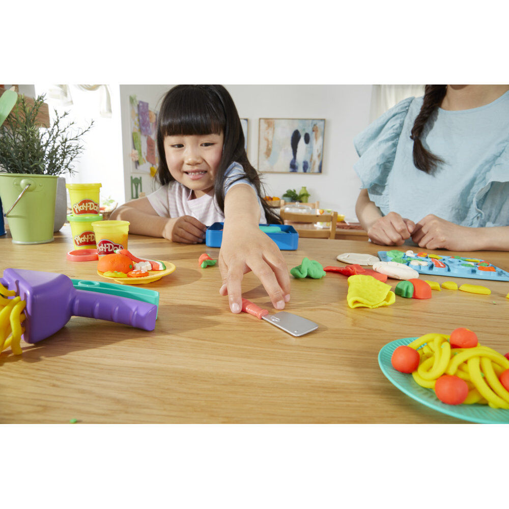 Accessoires de cuisine alignés sur une table pour une activité ludique