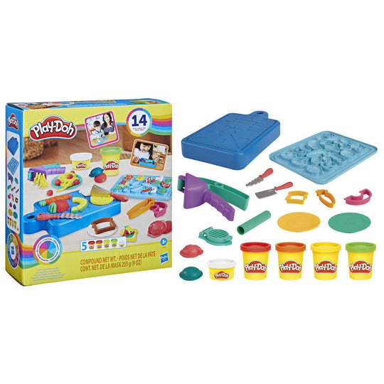 Boîte du kit Play-Doh The Little Chef avec logo HASBRO et accessoires visibles