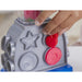 Vue latérale du mixeur Play-Doh avec détails des textures colorées