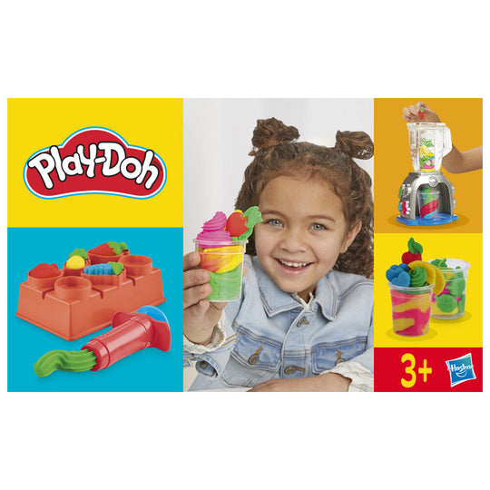 Main d’enfant appuyant sur le bouton du mixeur Play-Doh Smoothie Blender
