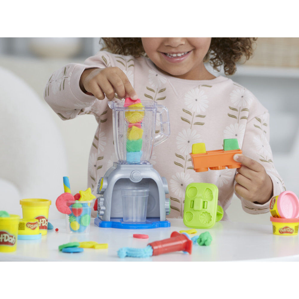 Différentes couleurs de pâte Play-Doh utilisées pour créer un smoothie imaginaire