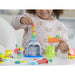 Différentes couleurs de pâte Play-Doh utilisées pour créer un smoothie imaginaire