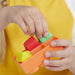 Enfant souriant tenant un smoothie Play-Doh créé avec le mixeur