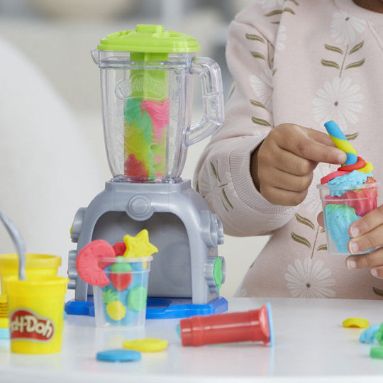 Jeu en groupe d’enfants utilisant le Play-Doh Smoothie Blender ensemble