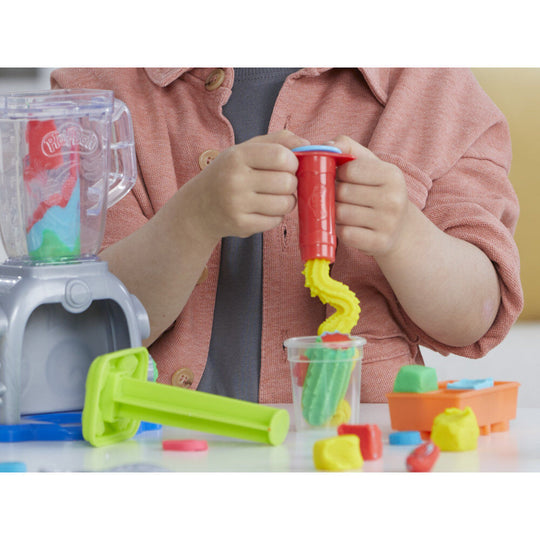 Mixeur Play-Doh avec smoothie coloré prêt à être servi dans un gobelet en plastique
