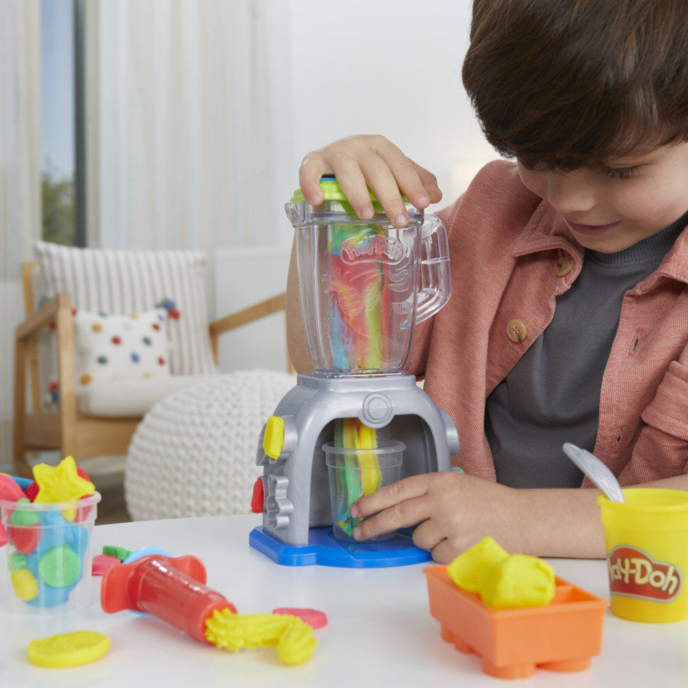 Vue du dessous du mixeur Play-Doh montrant les mécanismes de rotation