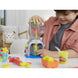 Enfant tenant plusieurs couleurs de pâte Play-Doh avant de les mélanger