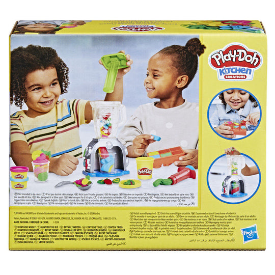 Enfant riant pendant qu’il joue avec le mixeur Play-Doh Smoothie Blender