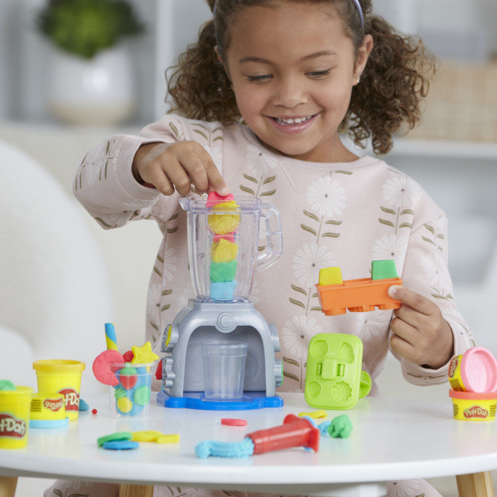 Pâte Play-Doh fraîchement mélangée dans un bol transparent