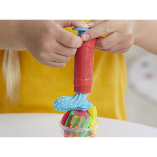 Enfant montrant fièrement sa création Play-Doh smoothie coloré