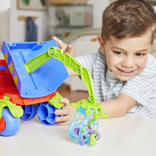 Vue latérale du véhicule arachnid avec figurine Spidey en action