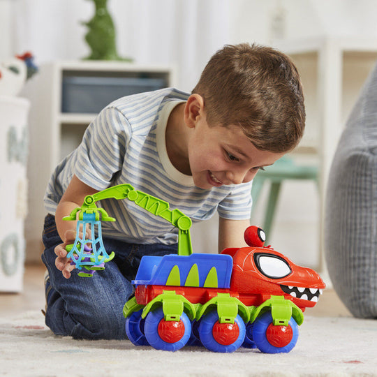 Enfant jouant avec le playset Marvel Spidey et ses Amis Dino-Grua Arachnid