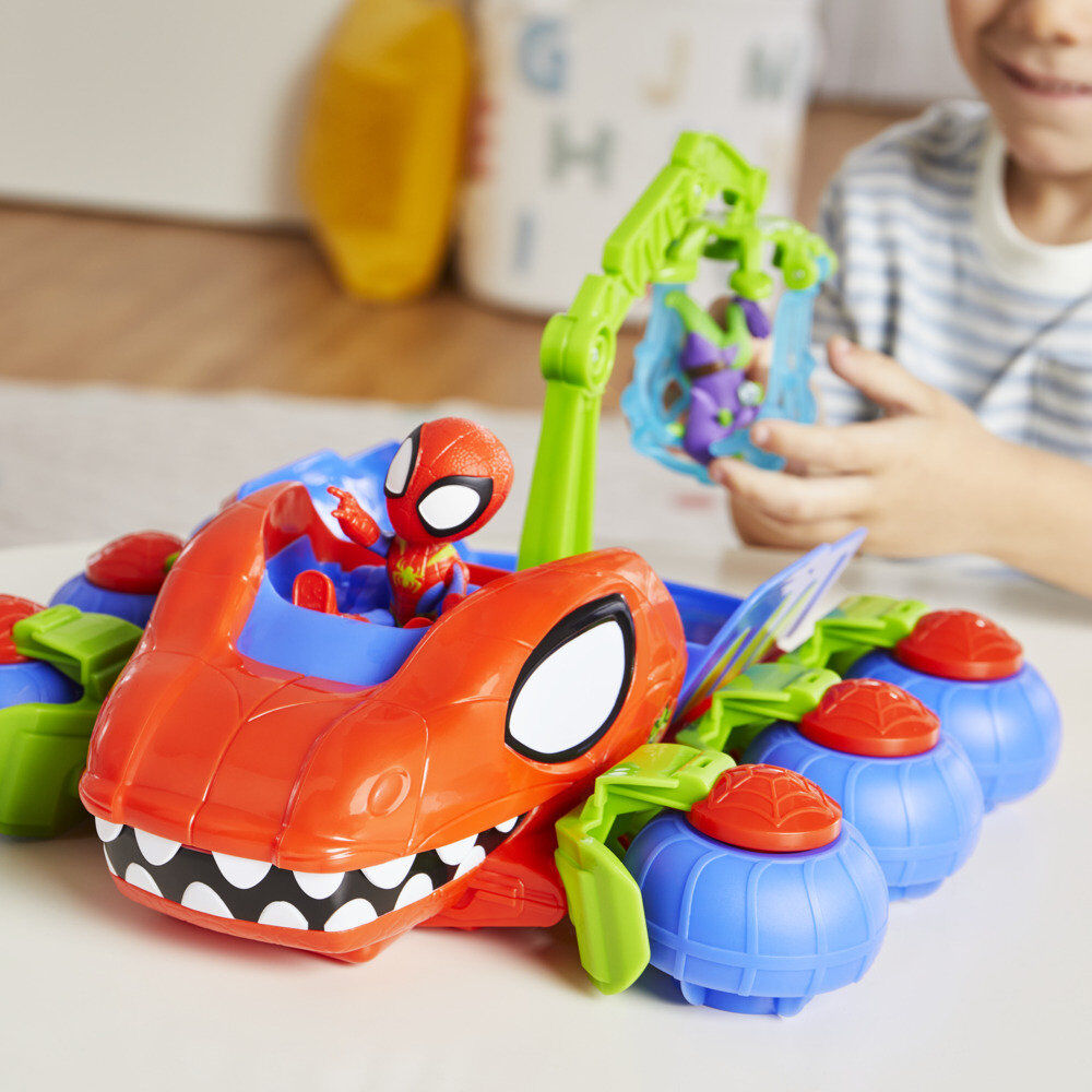 Scène de jeu avec les deux figurines sur le véhicule arachnid