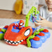 Scène de jeu avec les deux figurines sur le véhicule arachnid