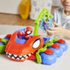 Scène de jeu avec les deux figurines sur le véhicule arachnid