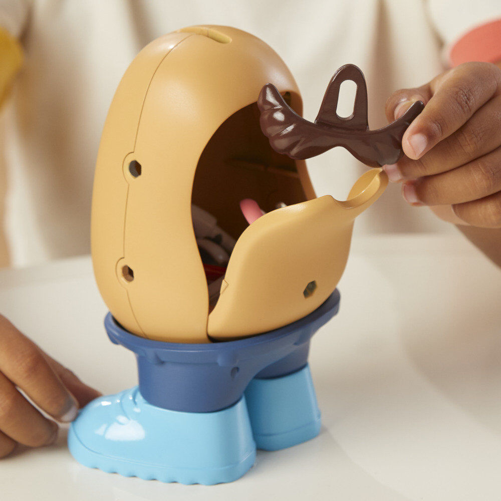 Compartiment de rangement intégré sous Mr. Potato Head pour stocker facilement les accessoires après le jeu