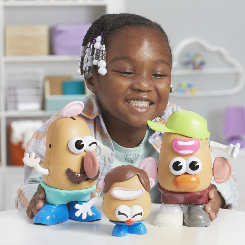 Enfant jouant avec Mr. Potato Head, créant une famille
