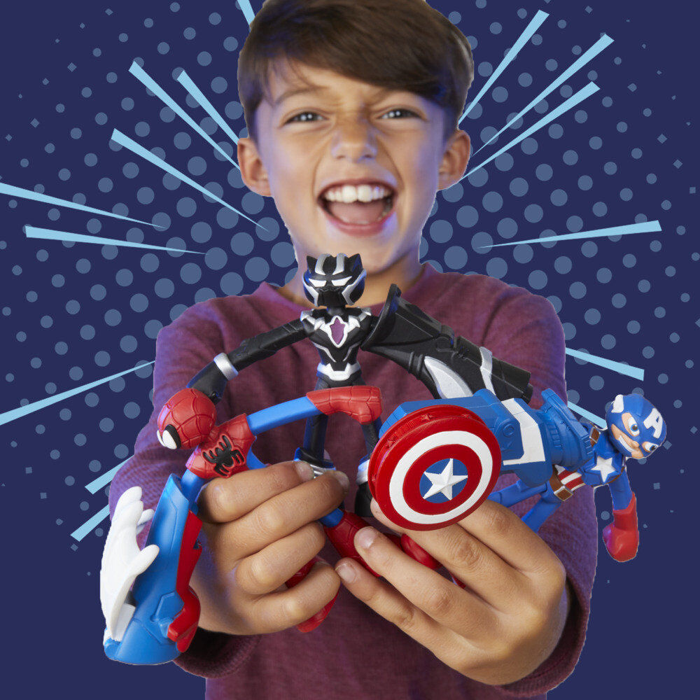 Enfant souriant en train de manipuler la figurine et la pâte à modeler Play-Doh