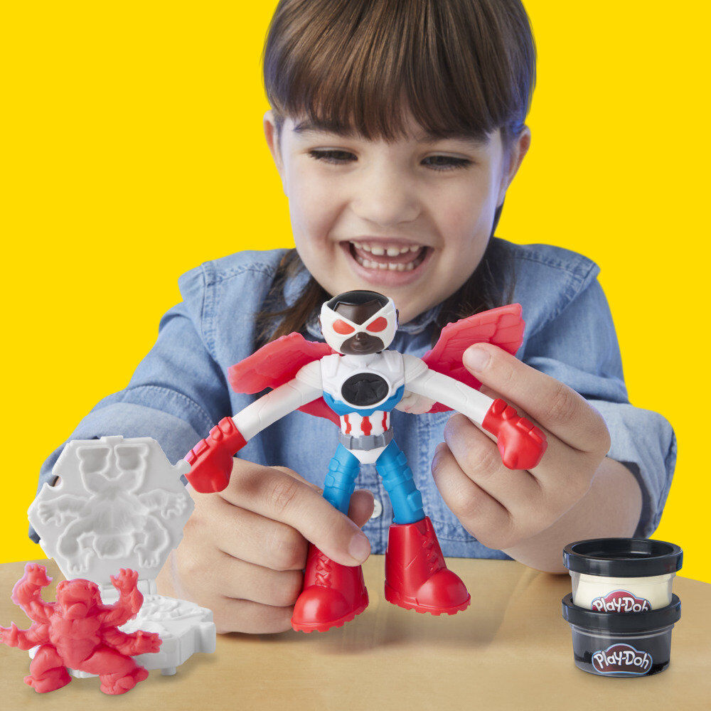 Mise en scène du jouet avec fond coloré Marvel pour attirer l’attention des enfants