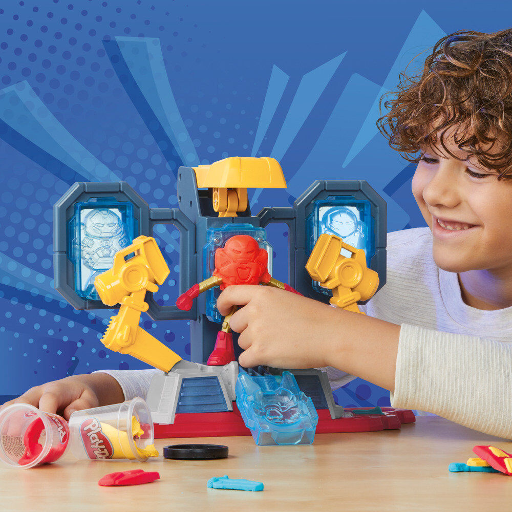 Vue rapprochée de la figurine Iron Man avec armure moulée en pâte à modeler