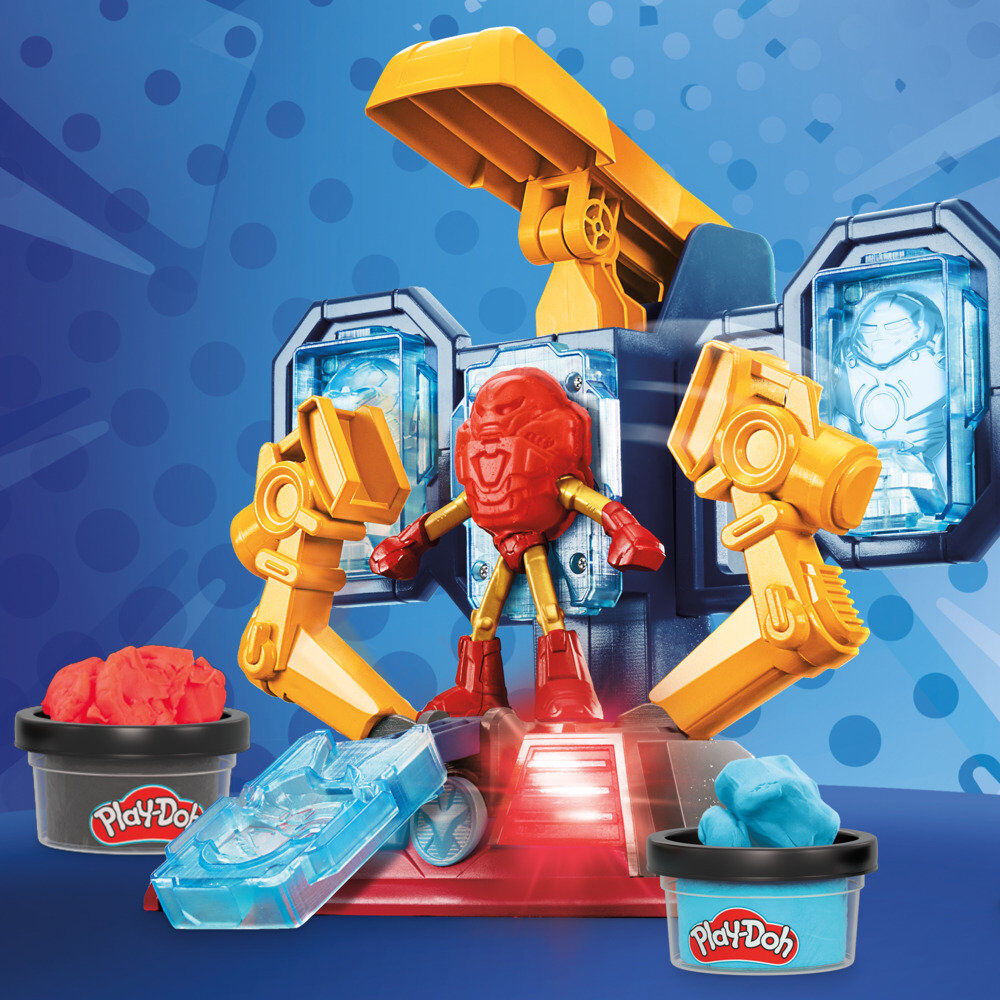 Enfant souriant en jouant avec le laboratoire d'armure Play-Doh