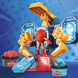 Enfant souriant en jouant avec le laboratoire d'armure Play-Doh