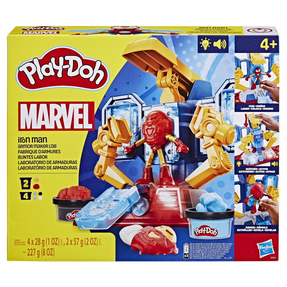Enfant activant le levier du laboratoire pour mouler l'armure sur Iron Man