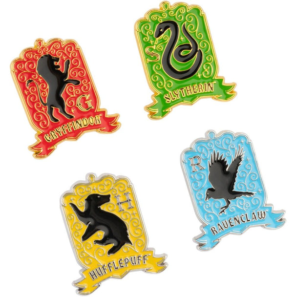 Set complet de 4 pin's Harry Potter Poudlard sur fond blanc, détail des motifs colorés
