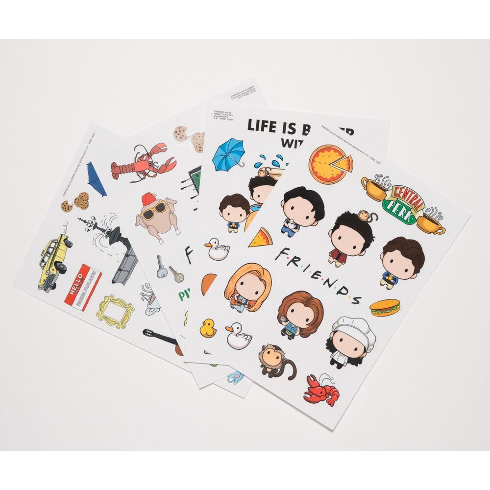 Détail d'un autocollant Friends ERIK repositionné sur un ordinateur portable moderne