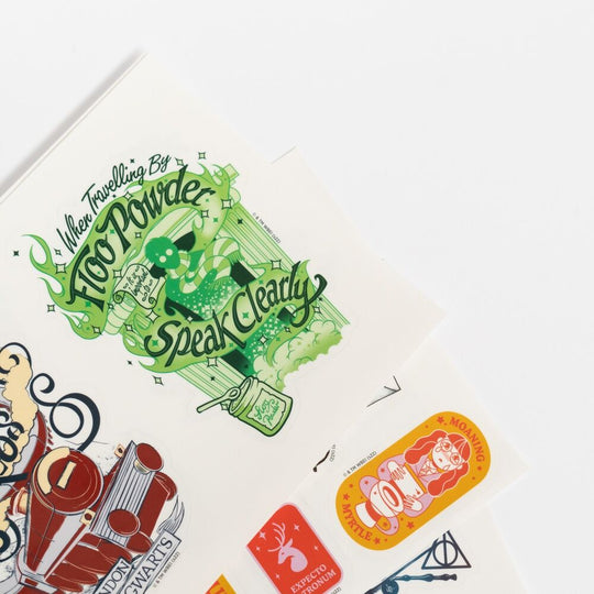 Gros plan sur un sticker Harry Potter montrant une baguette magique avec effets lumineux