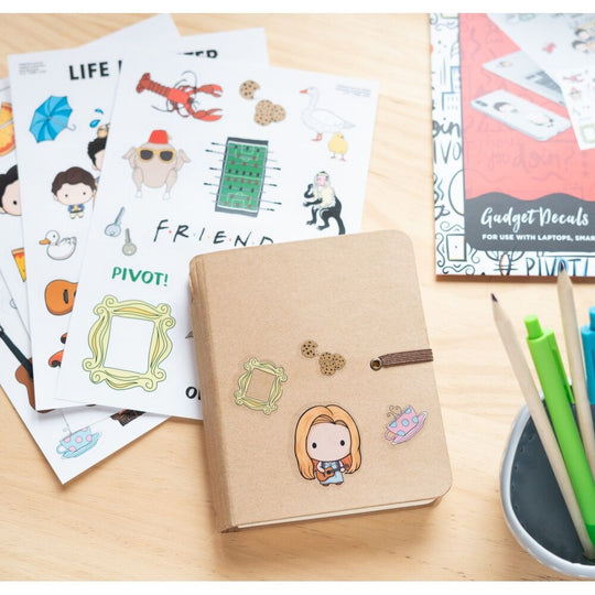 Autocollants Friends ERIK disposés sur une surface lisse montrant leur qualité étanche