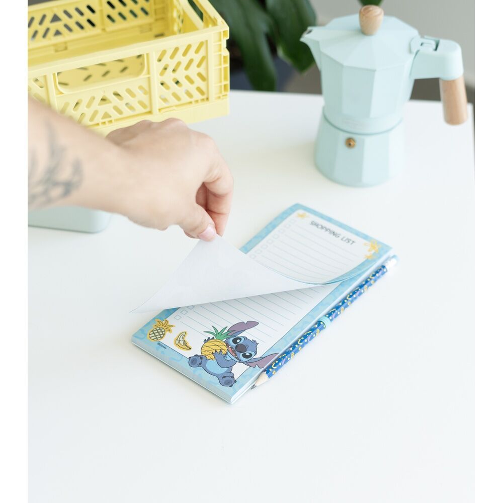 Bloc-notes magnétique Disney Stitch ERIK utilisé dans une cuisine moderne