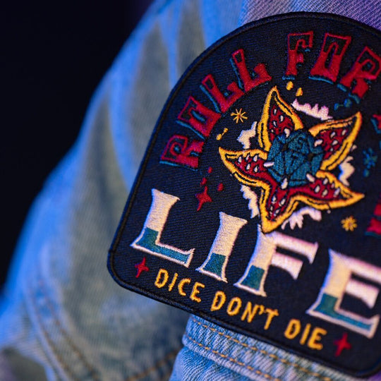 Patch Stranger Things 3 fixé sur une veste en jean pour un style unique
