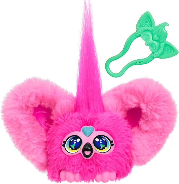 Furblet Flo-Flo Mini Furby HASBRO accroché à un sac à dos avec son clip porte-clés, jouet électronique coloré et compact.