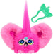 Furblet Flo-Flo Mini Furby HASBRO accroché à un sac à dos avec son clip porte-clés, jouet électronique coloré et compact.