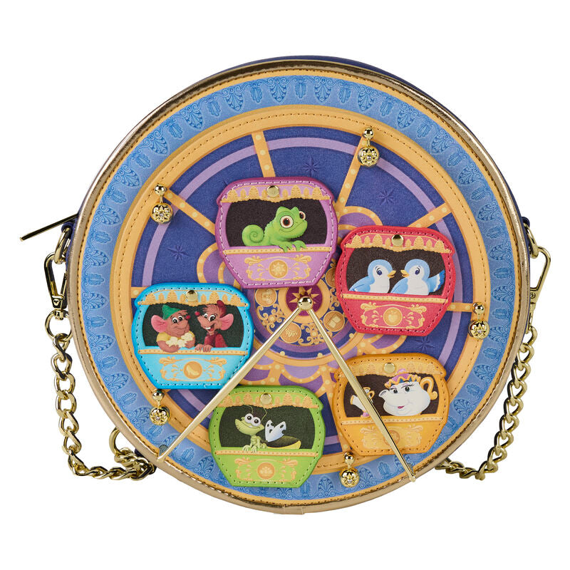 Vue rapprochée des appliqués et bijoux imitation dorés sur le sac Loungefly Disney Princess Carousel