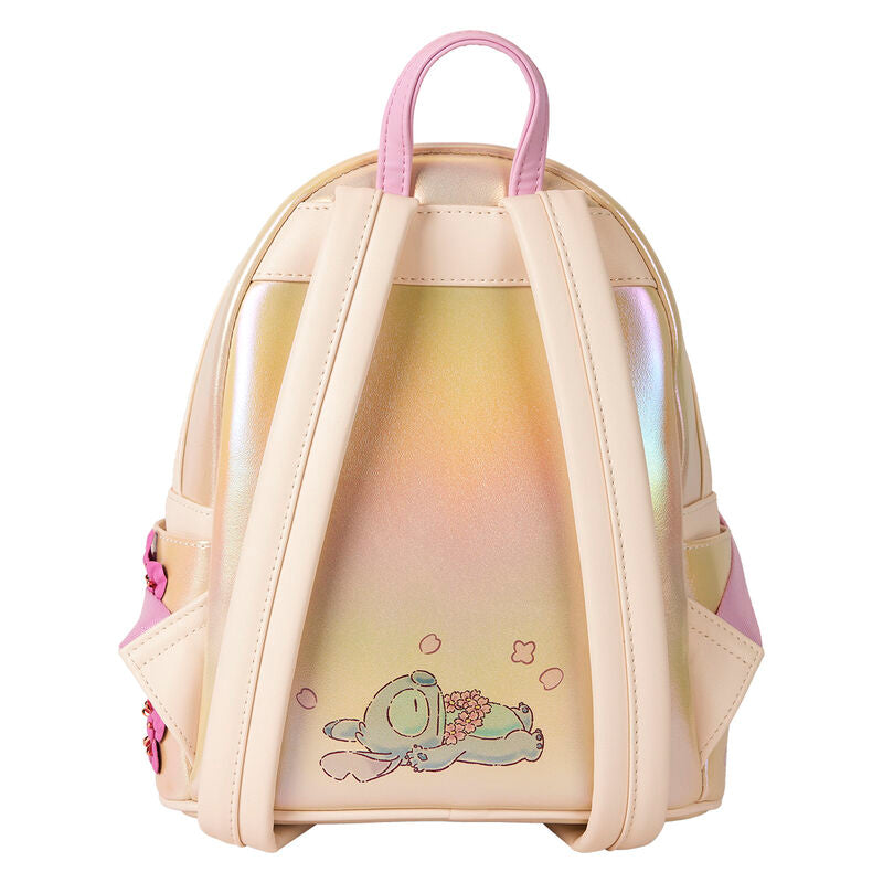 Zoom sur le détail des fleurs 3D iridescentes et appliqués sur le sac à dos Stitch Loungefly