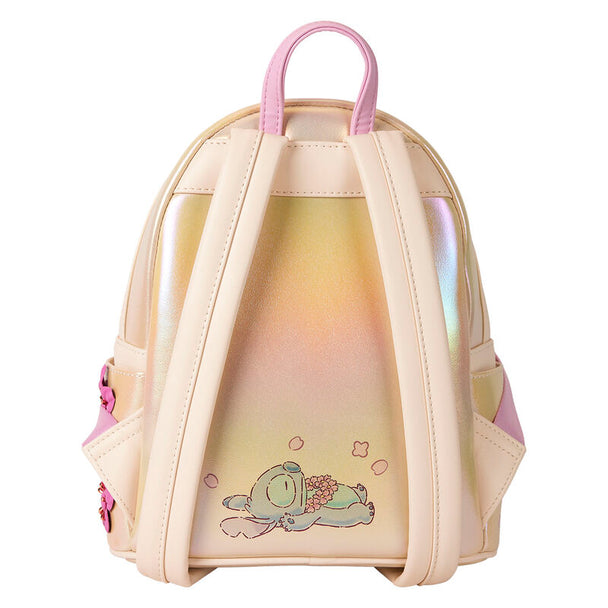 Zoom sur le détail des fleurs 3D iridescentes et appliqués sur le sac à dos Stitch Loungefly