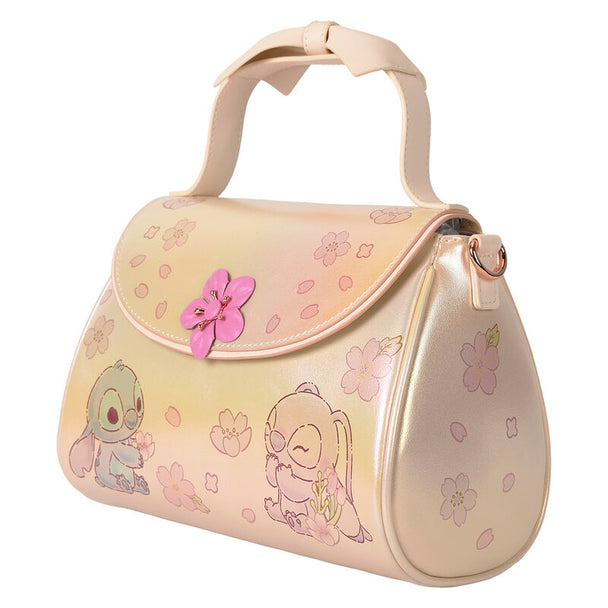 Gros plan sur la bandoulière ajustable et boucle 3D du sac Loungefly Stitch