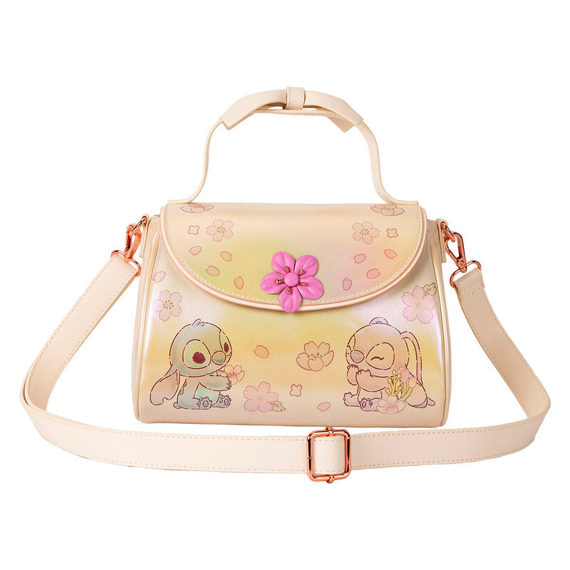 Présentation du sac Loungefly Stitch porté à l'épaule par un mannequin