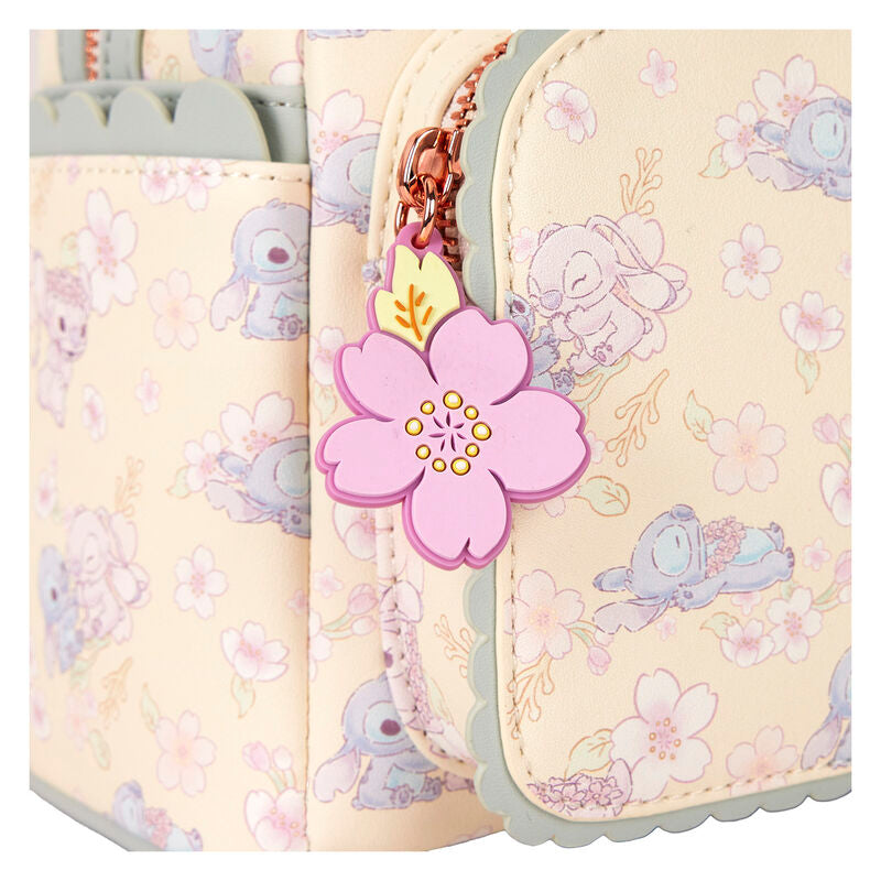 Détail des finitions en métal couleur or rose sur le sac à dos Disney Stitch Loungefly