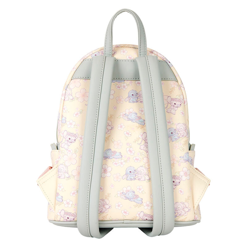 Zoom sur les appliqués en silicone et le charm zippé du sac à dos Stitch aux fleurs de cerisier