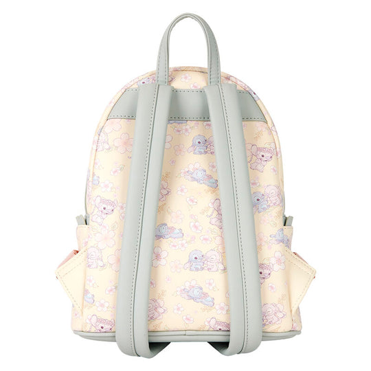 Zoom sur les appliqués en silicone et le charm zippé du sac à dos Stitch aux fleurs de cerisier
